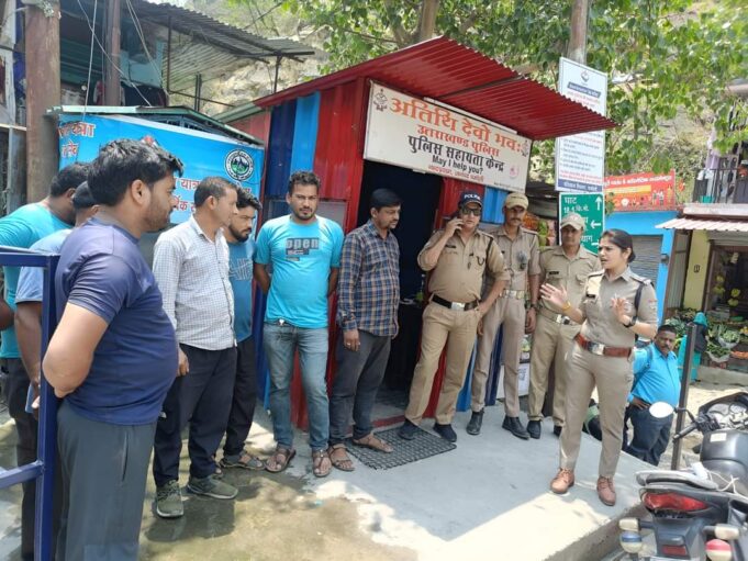 चमोली पुलिस द्वारा नए कानूनों के प्रति आमजनमानस को किया जा रहा जागरूक