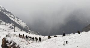 हेमकुंड साहिब यात्रा मार्ग पर सेना के जवानों ने 4 किमी बर्फ हटाकर आवाजाही की सुचारु