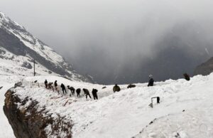 हेमकुंड साहिब यात्रा मार्ग पर सेना के जवानों ने 4 किमी बर्फ हटाकर आवाजाही की सुचारु