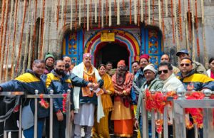 पर्यटन मंत्री सतपाल महाराज ने किए बद्रीनाथ केदारनाथ के दर्शन,