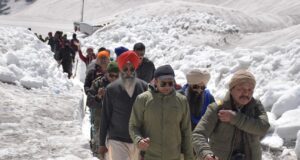 चमोली डीएम ने 18 किलोमीटर की दूरी पैदल चलकर हेमकुंड यात्रा व्यवस्थाओं का लिया जायजा।