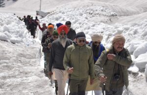 चमोली डीएम ने 18 किलोमीटर की दूरी पैदल चलकर हेमकुंड यात्रा व्यवस्थाओं का लिया जायजा।