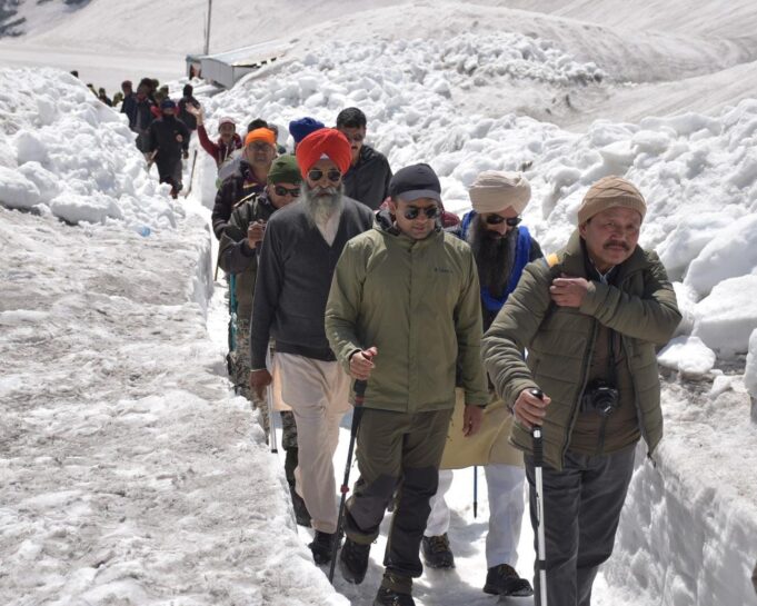चमोली डीएम ने 18 किलोमीटर की दूरी पैदल चलकर हेमकुंड यात्रा व्यवस्थाओं का लिया जायजा।