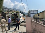 गोपेश्वर: संदिग्ध परिस्थितियों में मिला व्यक्ति का शव, परिजनों व स्थानीय लोगो ने गुलदार के हमले की जताई सम्भावना