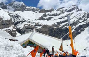 गुरुअरदास,शबद कीर्तन एंव गुरुवाणी के साथ श्रद्धालुओं के लिए खोले गये हेमकुंड साहिब के कपाट