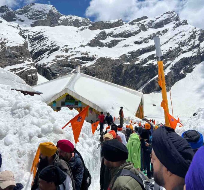 गुरुअरदास,शबद कीर्तन एंव गुरुवाणी के साथ श्रद्धालुओं के लिए खोले गये हेमकुंड साहिब के कपाट