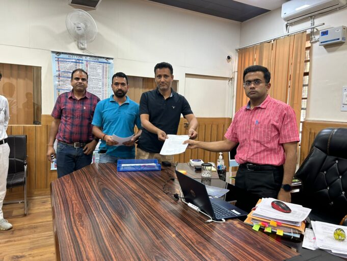 गोपेश्वर नगर होते हुए संचालित हो चारधाम यात्रा, व्यापार संघ ने जिलाधिकारी के सामने रखी मांग