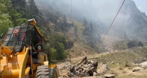 बड़ा हादसा: चट्टान से टूटे मलबे की चपेट में आया वाहन कई लोग मलबे में दबे, मौत की आशंका