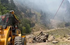 बड़ा हादसा: चट्टान से टूटे मलबे की चपेट में आया वाहन कई लोग मलबे में दबे, मौत की आशंका