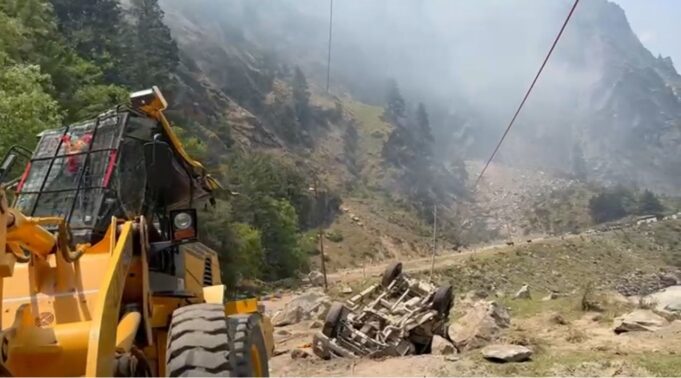 बड़ा हादसा: चट्टान से टूटे मलबे की चपेट में आया वाहन कई लोग मलबे में दबे, मौत की आशंका