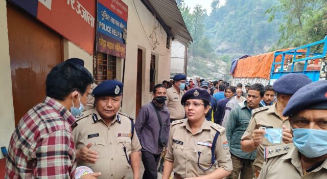 पुलिस महानिरीक्षक, गढ़वाल परिक्षेत्र, उत्तराखण्ड ने गौरीकुण्ड तक का भ्रमण कर यात्रा व्यवस्थाओं का किया गया निरीक्षण
