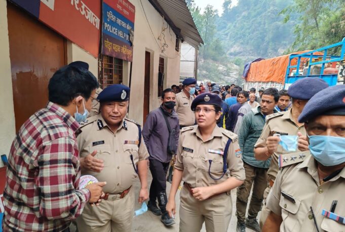 पुलिस महानिरीक्षक, गढ़वाल परिक्षेत्र, उत्तराखण्ड ने गौरीकुण्ड तक का भ्रमण कर यात्रा व्यवस्थाओं का किया गया निरीक्षण
