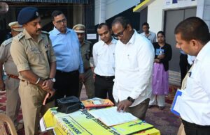 मुख्य निर्वाचन अधिकारी ने किया स्ट्रांग रूम का निरीक्षण