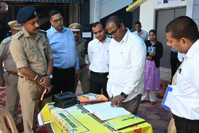 मुख्य निर्वाचन अधिकारी ने किया स्ट्रांग रूम का निरीक्षण