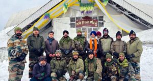 सेना के जवानों ने पैदल मार्ग से बर्फ हटाकर हेमकुंड साहिब तक पैदल आवाजाही की सुचारू