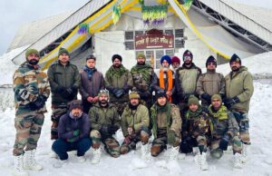 सेना के जवानों ने पैदल मार्ग से बर्फ हटाकर हेमकुंड साहिब तक पैदल आवाजाही की सुचारू