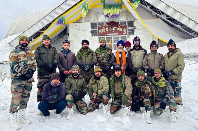 सेना के जवानों ने पैदल मार्ग से बर्फ हटाकर हेमकुंड साहिब तक पैदल आवाजाही की सुचारू