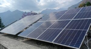 चमोली जिलाधिकारी कार्यालय में स्थापित हुआ ऑनलाइन ग्रिड सोलर पावर प्लांट