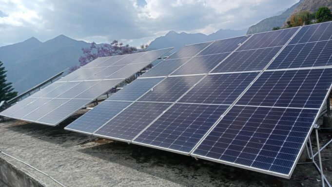 चमोली जिलाधिकारी कार्यालय में स्थापित हुआ ऑनलाइन ग्रिड सोलर पावर प्लांट