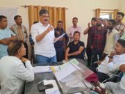 करंट हादसे में प्रदीप की मौत पर परिजनों ने काटा बबाल, नौकरी के साथ उचित मुआवजे की मांग पर माने परिजन