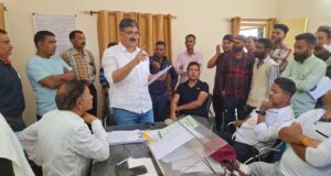 करंट हादसे में प्रदीप की मौत पर परिजनों ने काटा बबाल, नौकरी के साथ उचित मुआवजे की मांग पर माने परिजन