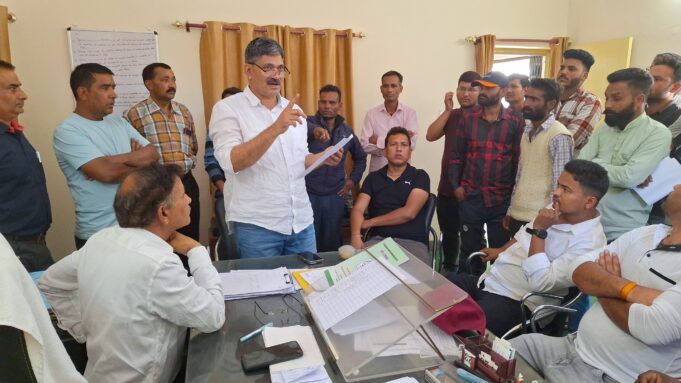 करंट हादसे में प्रदीप की मौत पर परिजनों ने काटा बबाल, नौकरी के साथ उचित मुआवजे की मांग पर माने परिजन