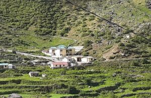 सबसे ऊंचाई पर स्थित पोलिंग बूथ द्रोणागिरी पहुंचने के लिए पोलिंग पार्टी को पार करनी होगी 10 किमी की खड़ी चढ़ाई।