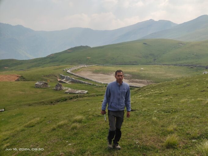 चिंताजनक ! — हिमालय में स्थित वेदनी कुंड सूखा पर्यावरणविद्ध चंदन नयाल नें सूखे वेदनी कुंड पर जताई चिंता