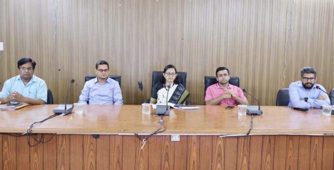 उप चुनाव को लेकर सामान्य एवं व्यय प्रेक्षक ने की नोडल अधिकारियों के साथ बैठक।