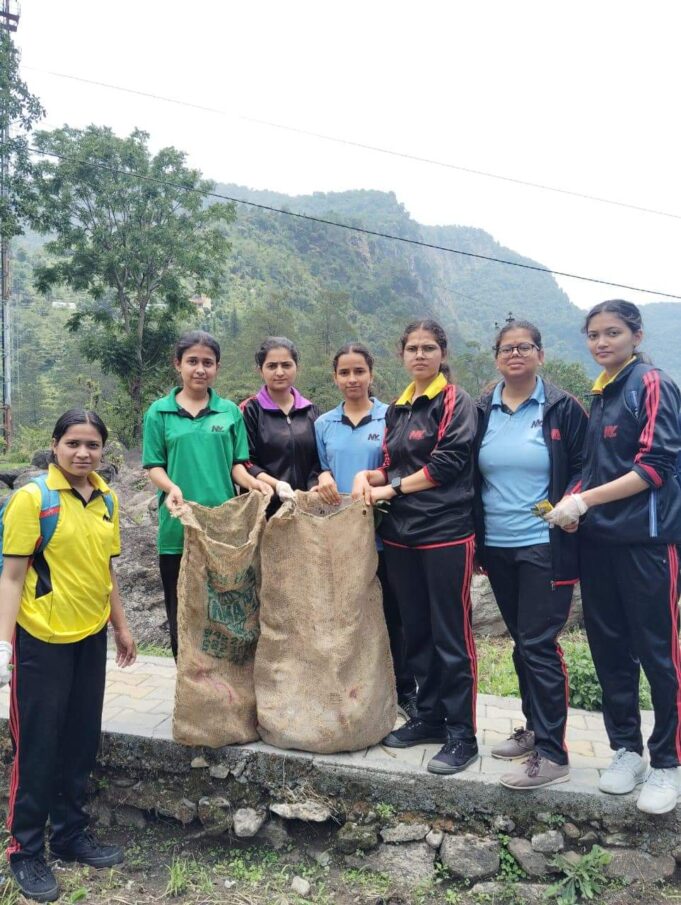 छात्रों ने स्वच्छता अभियान चलाकर पर्यावरण को संरक्षित रखने का लिया संकल्प