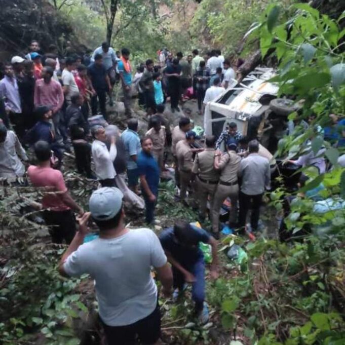 भीषण सड़क हादसा,पांच लोगों की हुई दर्दनाक मौत,राहत व बचाव कार्य जारी