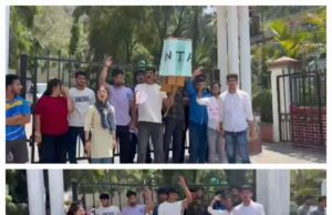नीट परीक्षा में धांधली का आरोप लगाते हुए हेमवती नंदन गढ़वाल केंद्रीय विश्वविद्यालय श्रीनगर के मुख्य गेट पर छात्रों ने किया विरोध प्रदर्शन।