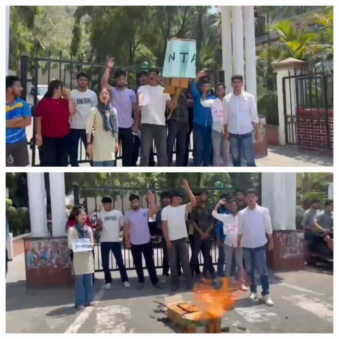 नीट परीक्षा में धांधली का आरोप लगाते हुए हेमवती नंदन गढ़वाल केंद्रीय विश्वविद्यालय श्रीनगर के मुख्य गेट पर छात्रों ने किया विरोध प्रदर्शन।