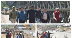 डीएम ने बद्रीनाथ में यात्रा व्यवस्थाओं और पुनर्निर्माण कार्यों का निरीक्षण किया।