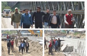 डीएम ने बद्रीनाथ में यात्रा व्यवस्थाओं और पुनर्निर्माण कार्यों का निरीक्षण किया।
