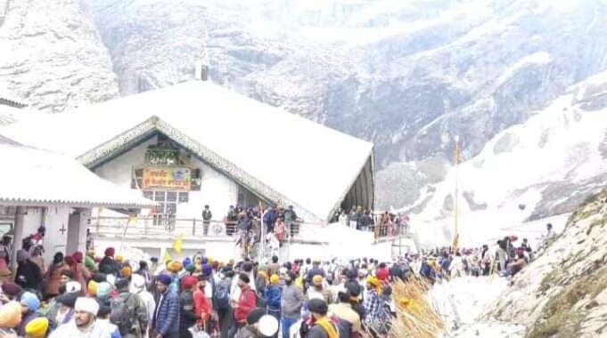 हेमकुंड साहिब में एक लाख से अधिक सिख यात्रीयो ने गुरुग्रंथ साहिब के सामने टेका मत्था