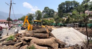 पार्किंग का प्रस्ताव निरस्त करने पर गुस्साए लोगों ने जिलाधिकारी को सौंपा ज्ञापन