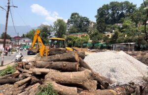 पार्किंग का प्रस्ताव निरस्त करने पर गुस्साए लोगों ने जिलाधिकारी को सौंपा ज्ञापन