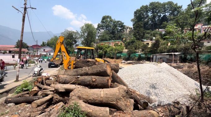 पार्किंग का प्रस्ताव निरस्त करने पर गुस्साए लोगों ने जिलाधिकारी को सौंपा ज्ञापन