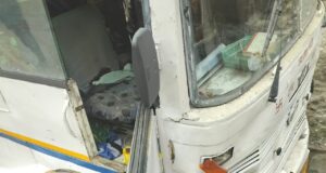 बस और मैक्स की हुई भीषण टक्कर, कई यात्री हुए चोटिल