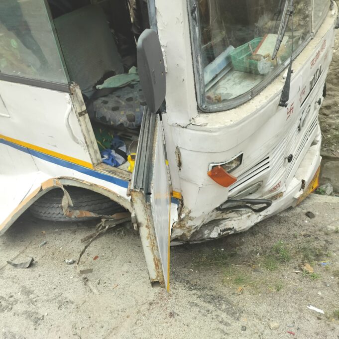 बस और मैक्स की हुई भीषण टक्कर, कई यात्री हुए चोटिल