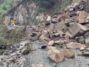 पोखरी : सिमखोली रौता सड़क पर आया मलबा,जल्द हटाया जाएगा मलबा
