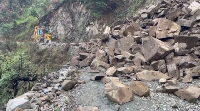 पोखरी : सिमखोली रौता सड़क पर आया मलबा,जल्द हटाया जाएगा मलबा