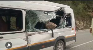 बदरीनाथ राष्ट्रीय राजमार्ग पर नरकोटा के पास वाहन ऊपर गिरा पत्थर दो लोगों की दर्दनाक मौत।