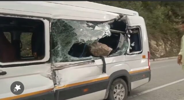 बदरीनाथ राष्ट्रीय राजमार्ग पर नरकोटा के पास वाहन ऊपर गिरा पत्थर दो लोगों की दर्दनाक मौत।