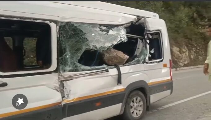 बदरीनाथ राष्ट्रीय राजमार्ग पर नरकोटा के पास वाहन ऊपर गिरा पत्थर दो लोगों की दर्दनाक मौत।