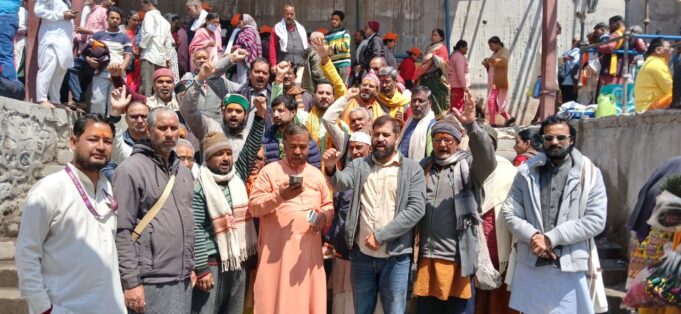 मूल निवास भू कानून समन्वय संघर्ष समिति ने बद्रीनाथ मास्टर प्लान के प्रभावितों से की मुलाकात