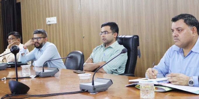 जिलाधिकारी की अध्यक्षता में हुई जिला गंगा संरक्षण समिति की बैठक।