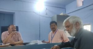 *चमोली 19 जून,2024 (सू.वि.)* बुधवार को बद्रीनाथ विधानसभा उप चुनाव में तीन प्रत्याशियों ने नामांकन पत्र लिए। एआरओ बद्रीनाथ राजकुमार पाण्डेय ने बताया कि आज उत्तराखण्ड क्रान्ति दल के बच्चीराम उनियाल, निर्दलीय मुकुन्द सिंह व निर्दलीय विरेन्द्रपाल सिंह ने नामांकन पत्र लिए। वहीं अब तक 10 प्रत्याशी नामांकन पत्र ले चुके हैं जिसमें भाजपा के प्रत्याशी राजेन्द्र भण्डारी, कांग्रेस के लखपत बुटोला, सैनिक समाज पार्टी के हिम्मत सिंह, आम आदमी पार्टी के दिलवर सिंह फर्स्वाण, निर्दलीय सुनील हटवाल, देवेन्द्र सिंह राणा व नवल खाली यूकेडी के बच्चीराम उनियाल,निर्दलीय मुकुन्द सिंह व निर्दलीय विरेन्द्रपाल सिंह ने नामांकन पत्र लिया है। वहीं अभी किसी भी प्रत्याशी ने नामांकन पत्र जमा नहीं किया है