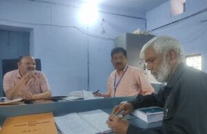 *चमोली 19 जून,2024 (सू.वि.)* बुधवार को बद्रीनाथ विधानसभा उप चुनाव में तीन प्रत्याशियों ने नामांकन पत्र लिए। एआरओ बद्रीनाथ राजकुमार पाण्डेय ने बताया कि आज उत्तराखण्ड क्रान्ति दल के बच्चीराम उनियाल, निर्दलीय मुकुन्द सिंह व निर्दलीय विरेन्द्रपाल सिंह ने नामांकन पत्र लिए। वहीं अब तक 10 प्रत्याशी नामांकन पत्र ले चुके हैं जिसमें भाजपा के प्रत्याशी राजेन्द्र भण्डारी, कांग्रेस के लखपत बुटोला, सैनिक समाज पार्टी के हिम्मत सिंह, आम आदमी पार्टी के दिलवर सिंह फर्स्वाण, निर्दलीय सुनील हटवाल, देवेन्द्र सिंह राणा व नवल खाली यूकेडी के बच्चीराम उनियाल,निर्दलीय मुकुन्द सिंह व निर्दलीय विरेन्द्रपाल सिंह ने नामांकन पत्र लिया है। वहीं अभी किसी भी प्रत्याशी ने नामांकन पत्र जमा नहीं किया है